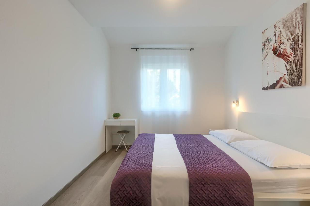 Apartments Gilly 2 Premantura Exterior photo