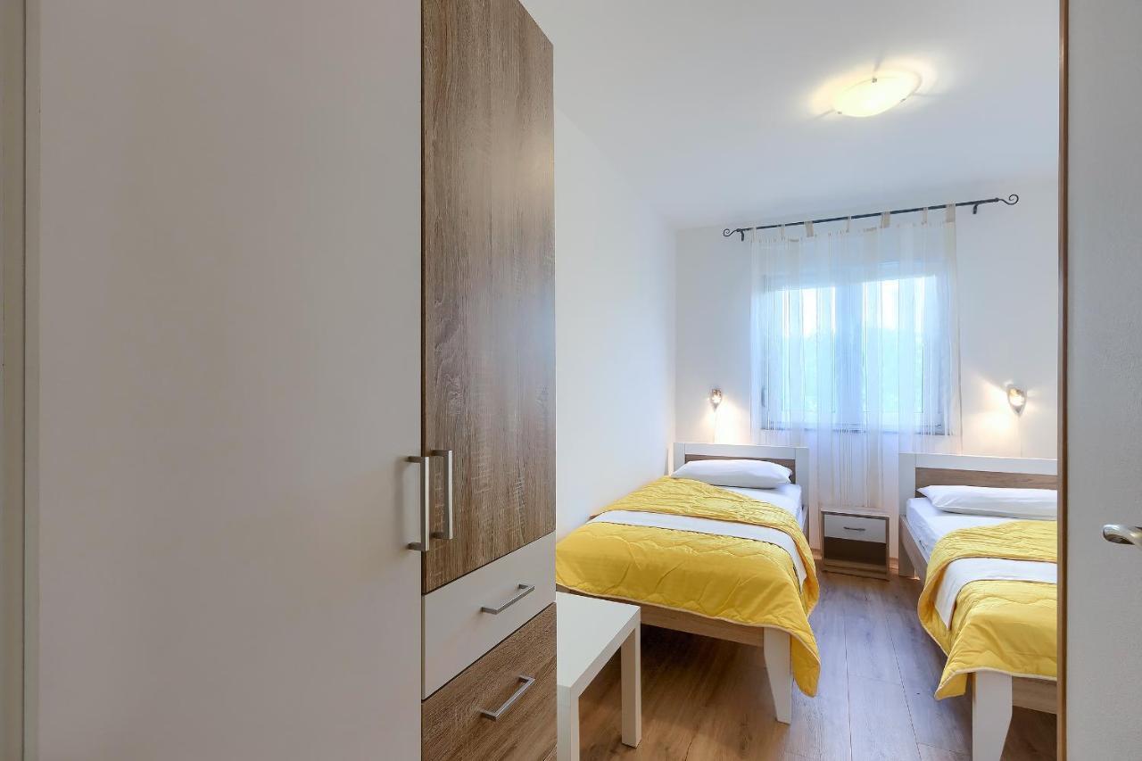 Apartments Gilly 2 Premantura Exterior photo