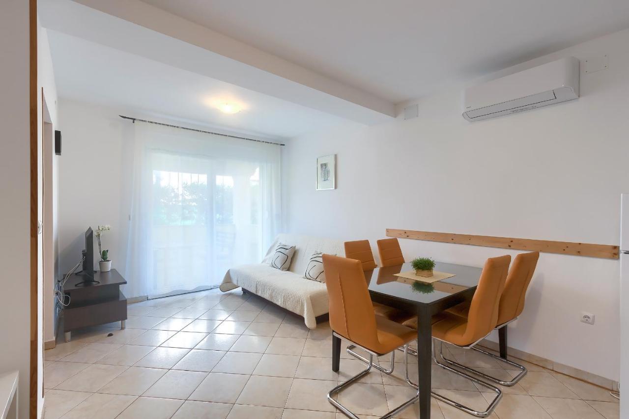 Apartments Gilly 2 Premantura Exterior photo