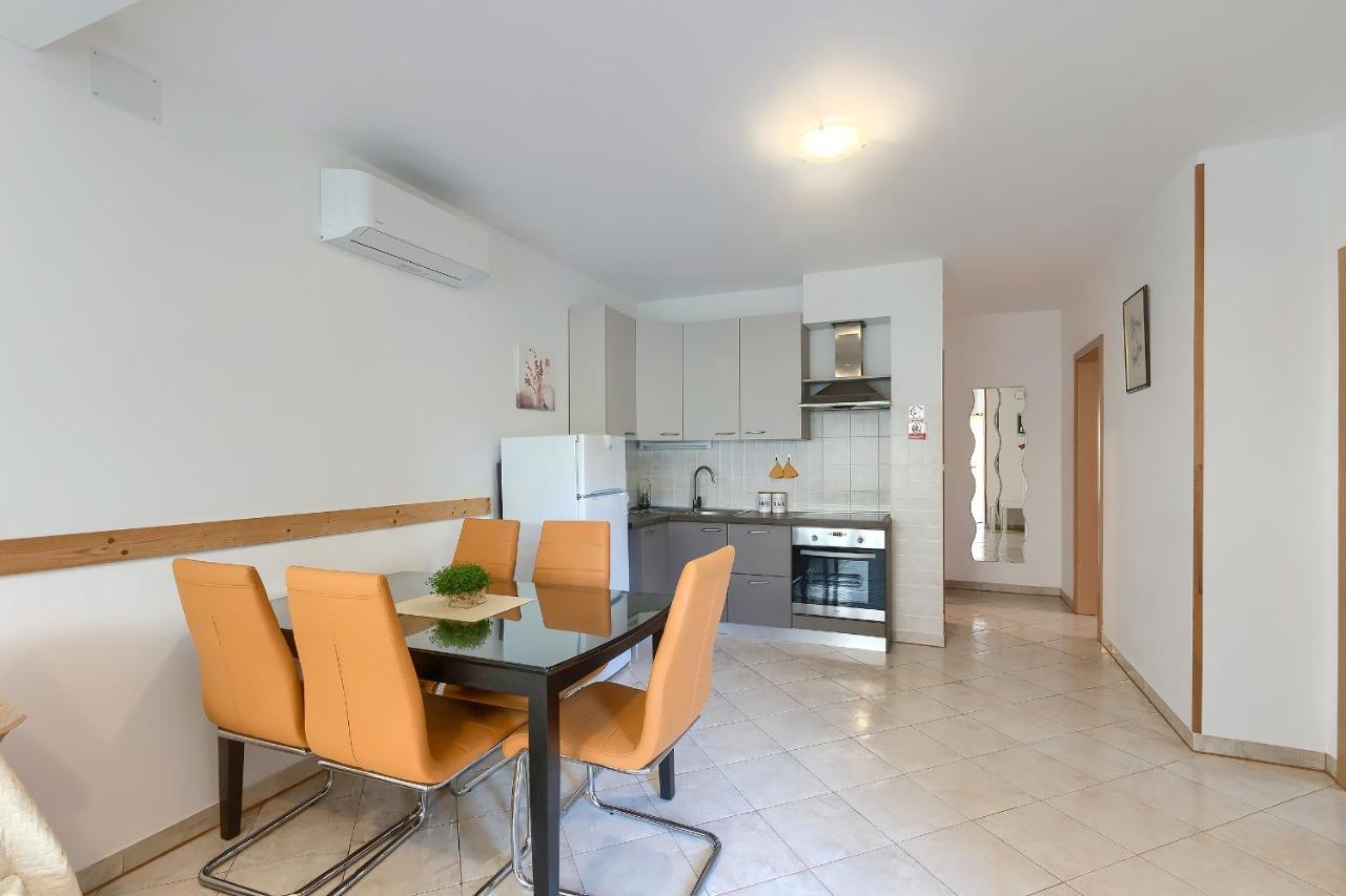 Apartments Gilly 2 Premantura Exterior photo