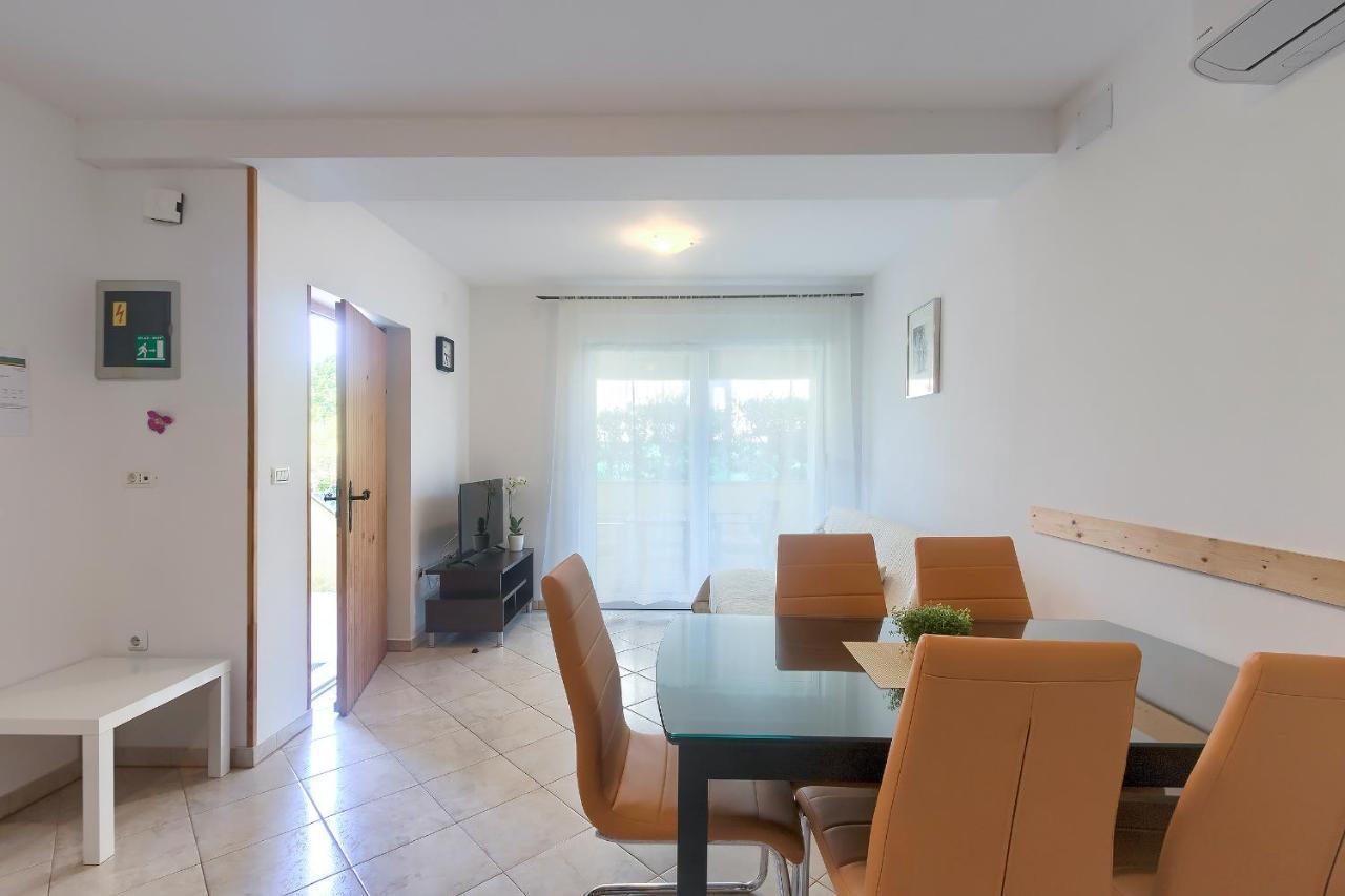 Apartments Gilly 2 Premantura Exterior photo