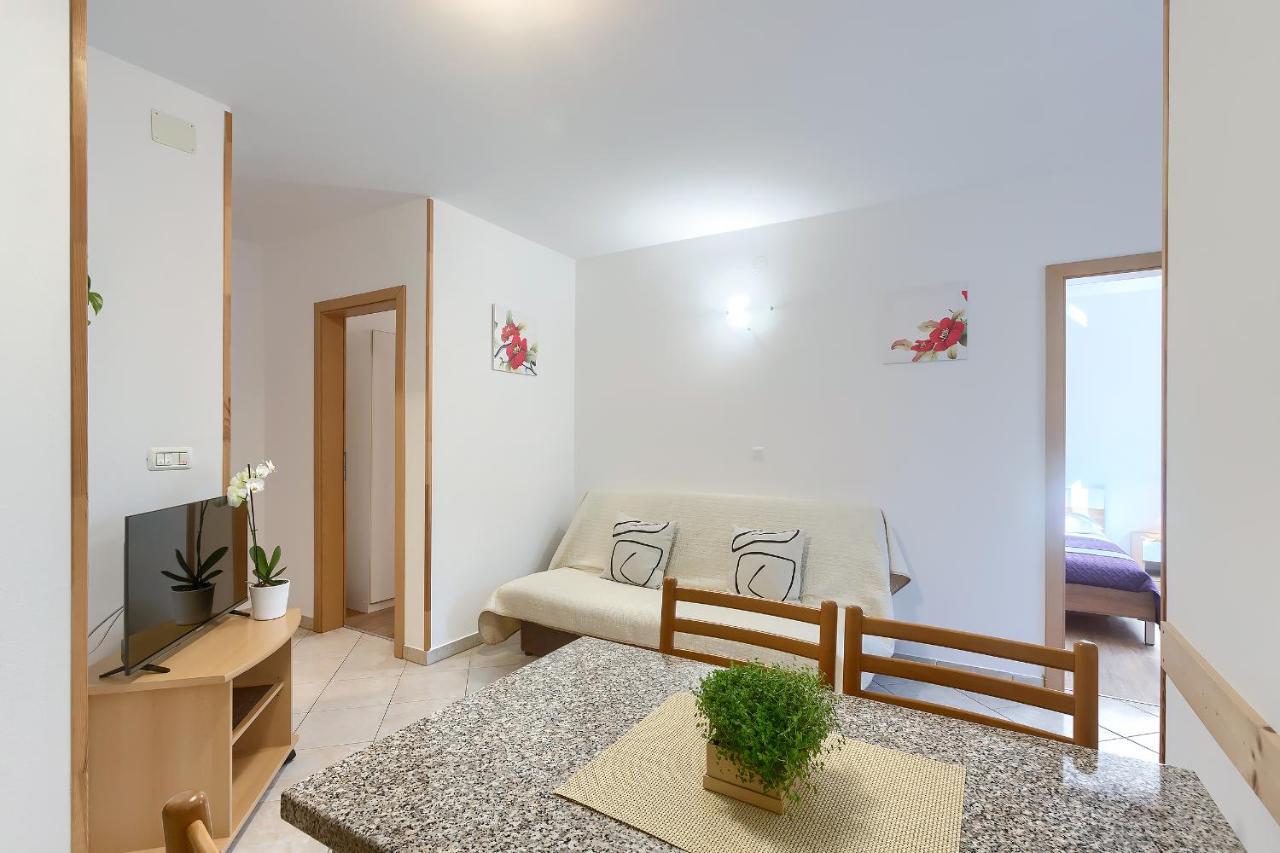 Apartments Gilly 2 Premantura Exterior photo