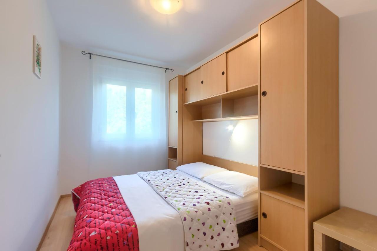 Apartments Gilly 2 Premantura Exterior photo