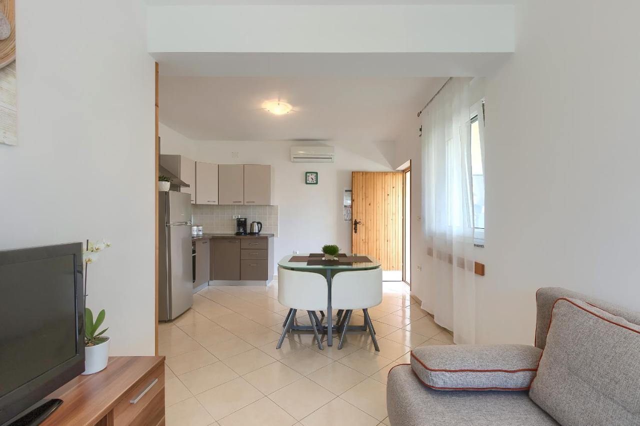 Apartments Gilly 2 Premantura Exterior photo